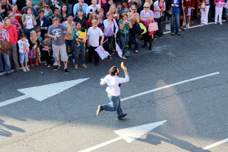 Illustration for article titled Barricade-Jumping Video Game Developer Runs The Olympic Torch Route With A Banana